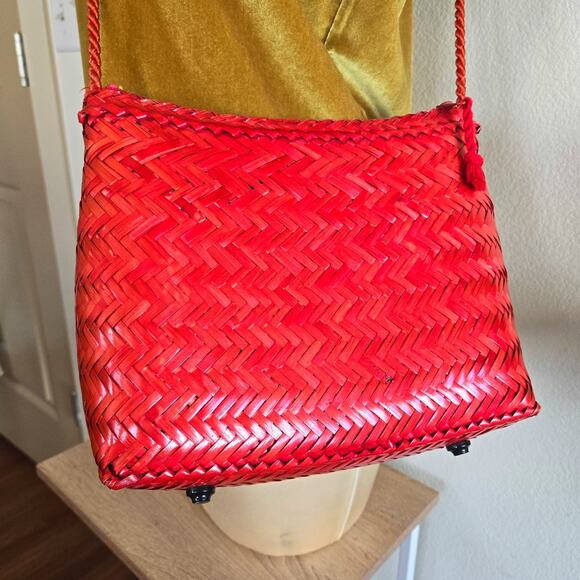 VINTAGE WOVEN RAINBOW RED PURSE ZIPPER CLOSURE FEET ON BAG - Picture 4 of 5